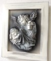 Posrebrzany obrazek z aniołem stróżem i twoją dedykacją, biało szara kolorystyka, srebrne przetarcia ramy, prezent z okazji chrztu, komunia