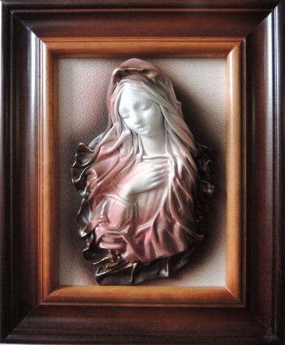 Płaskorzeźba Maryji w obrazie ze skóry.JPG