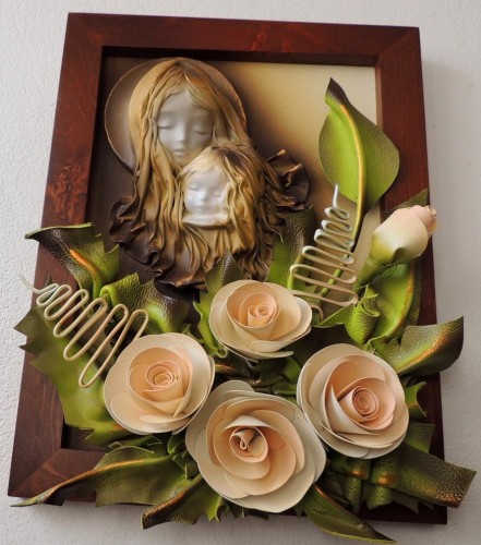 Obraz ręcznie wyknany z kwiatami i płaskorzeźbą maryi.JPG