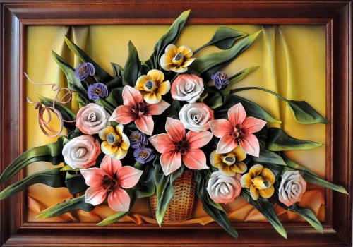 Obraz ze skóry z bukietem wielokolorowych kwiatów w koszu.jpg