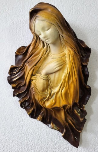 Maryja płaskorzeźba ze skóry.jpg