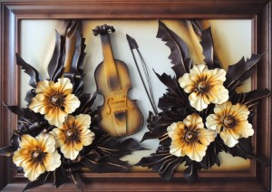 Obraz ze skrzypcami i bukietem kwiatów w drewnianej ramie