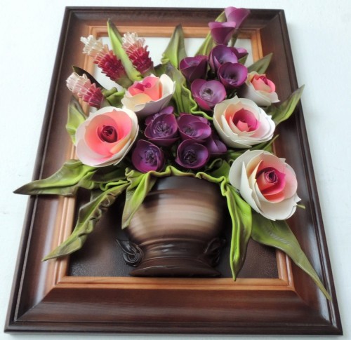 Obraz z bukietem łososiowo-fioletowych kwiatów w drewnianej cieniowanej ramie.JPG