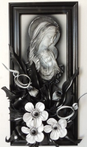 Czarno biały obraz z płaskorzeźbą maryji z dzieciątkiem.JPG