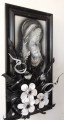 Obraz matki boskiej w kwiatach, czarno-biała kolorystyka, czarna drewniana rama.JPG