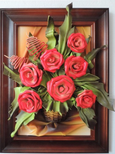 Bukiet cegiełkowych róż w wiklinowy koszu - obraz ze skóry.jpg