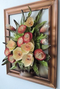 Obraz 3D z bukietem kwiatów w wazonie i złotej drewnianej ramie