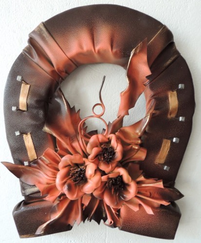 Podkowa ze skóry w łososiowym kolorze ręcznie wykonana.JPG