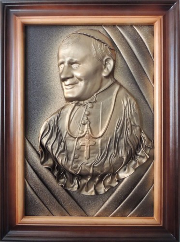 Obraz z płaskorzeźbą św. papieża Jana Pawła II w drewnianej ramie.JPG