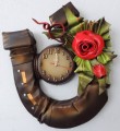 Podkowa na szczęście z czerwoną różą i zegarem oraz stalowymi podkowiakami.JPG