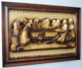 Obraz ze skóry w drewnianej rami z dużą płaskorzeźbą ostatniej wieczerzy.JPG