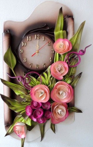 Zegar ścienny ze skóry z różowymi i fioletowymi kwiatamia.JPG