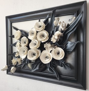 Obraz z bukietem czarno-białych kwiatów w wazonie, czarna drewniana rama - na prezent jubileuszowy