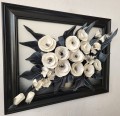 Bukiet czarno-białych kwiatów w czarnej drewnianej ramie.jpg