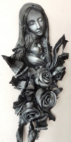 Płaskorzeźba oprawiona w skórę, matka boża maryja z dzieciątkiem.JPG