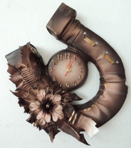 Podkowa na szczęście z zegarem i kwiatem RĘKODZIEŁO ze skóry
