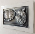 Obraz 3d z płaskorzeźbą anioła stróża i księgą z dedykacją z okazji chrztu.JPG