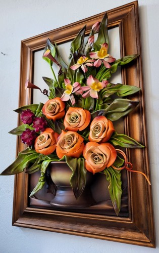 Obraz z bukietem kwiatów ze skóry - prezent dla emeryta.jpg