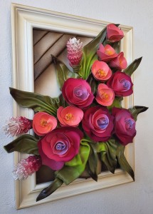 Obraz z bukietem kwiatów 3D w biało-złotej drewnianej ramie NA PREZENT