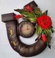 Podkowa na szczęście z zegarem i różą i podkowiakami.jpg