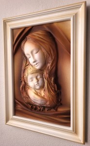 Prezent na ślub - Obraz Matka Boska ze skóry w drewnianej biało-złotej ramie