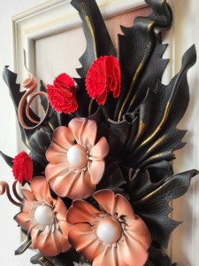 Obraz z kwiatami w biało-złotej ramia - PREZENT jubileusz URODZINY emerytura