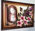 obraz-z-maryją-kwiaty-drewniana-rama-rękodzieło.jpg