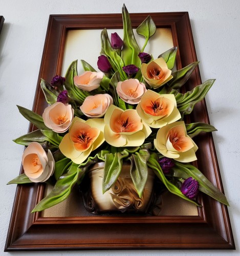 Obraz-z-bukietem-trójwymiarowych-kwiatów-ze-skóry-wdrewnianej-ramie.jpg