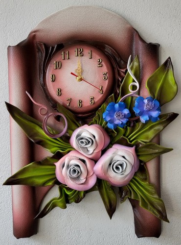 Zegar-ścienny-z-fioletowymi-różami-i-niebieskimi-chaberkami.jpg