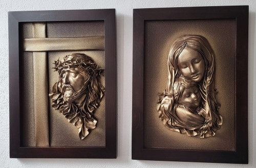 Obrazy-z-płaskorzeźbą-jezusa-i-maryi-ze-skóry-w-drewnianych-ramach.jpg