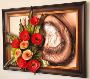 Obraz z płaskorzeźbą Matki Bożej Maryji i bukietem kwiatów - Rękodzieło na prezent