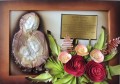 Obraz-z-świętą-rodziną-ze-skóry-z-kwiatami-i-dedykacją-na-jubileusz-50-lecia.jpg