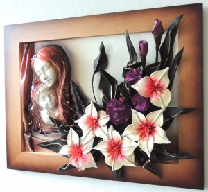 Obraz z płaskorzeźbą Matki Bożej i kwiatami - Prezent na Ślub - Dzień Mamy 