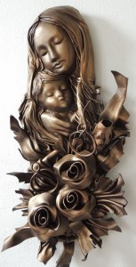 Duża płaskorzeźba Matki Boskiej różami ze skóry na prezent ślubny 