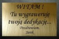 Oryginalna złota tabliczka z WYGRAWEROWANĄ DEDYKACJĄ 
Optymalnie możemy zamieścić 15 słów (do uzgodnienia)
ROZMIAR OKOŁO 70mm x 50mm
OPCJA DODATKOWO PŁATNA