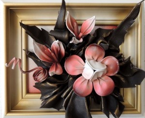 Obraz z kwiatami - rękodzieło w skórze - prezent na emeryturę