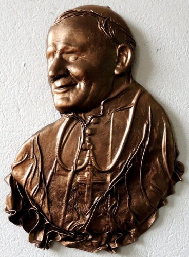 PŁASKORZEŹBA - POPIERSIE, PAPIEŻA JANA PAWŁA II, wykonana ze skóry, PREZENT ŚLUBNY, jubileusz LUB NA INNĄ OKAZJĘ , oryginalna pamiątka z Polski, DEDYKACJA, GRAWER