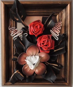 Obraz ze skóry z kwiatami w pozłacanej ramie - prezent dla kobiety