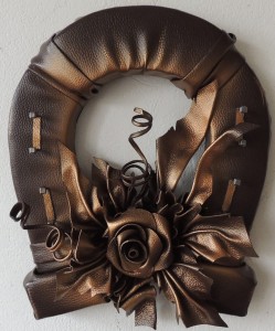 Podkowa na szczęście z kwiatami ze skóry - Pm-1