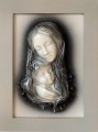 Matka Boża, obraz w szarej ramie, czarno-biała kolorystyka, ręcznie wykonany, skóra