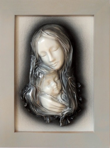 Matka Boża, obraz w szarej ramie, czarno-biała kolorystyka, ręcznie wykonany, skóra