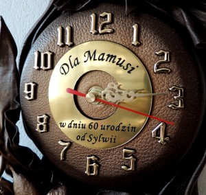 Dedykacja grawerowana na tarczy zegara