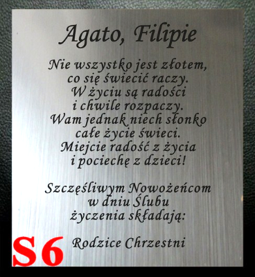 GRAWEROWANA DEDYKACJA... Nie wszystko jest złotem, 
co się świecić raczy.
W życiu są radości 
i chwile rozpaczy.
Wam jednak niech słonko 
całe życie świeci.
Miejcie radość z życia 
i pociechę z dzieci!