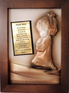 DZIEWCZYNKA MODLĄCA SIĘ DO ANIOŁA STRÓŻA Z MODLITWĄ. RĘKODZIEŁO, GRAWER. PROSTA FORMA, RAMA DREWNIANA. A2-D5