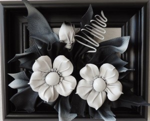 Obraz z kwiatami w czarnej ramie - na prezent