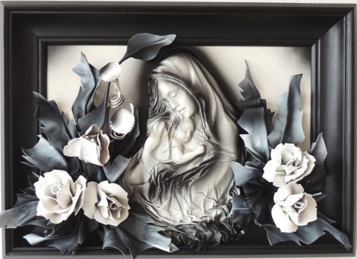 OBRAZ Z MATKĄ BOŻĄ Z KWIATAMI , CZARNO BIAŁY, SKÓRA