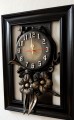 Trójwymiarowy zegar ścienny w czarnej ramie.JPG