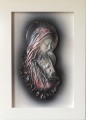 Maryjka, Matka Boża w czarno-białej kolorystyce, lekko różowy odcień, rama biała miedziowana, rękodzieło ze skóry.