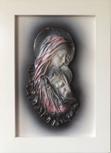 Obraz z płaskorzeźbą Maryji w drewnianej białej ramie - S3-14