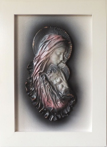 Maryjka, Matka Boża w czarno-białej kolorystyce, lekko różowy odcień, rama biała miedziowana, rękodzieło ze skóry.